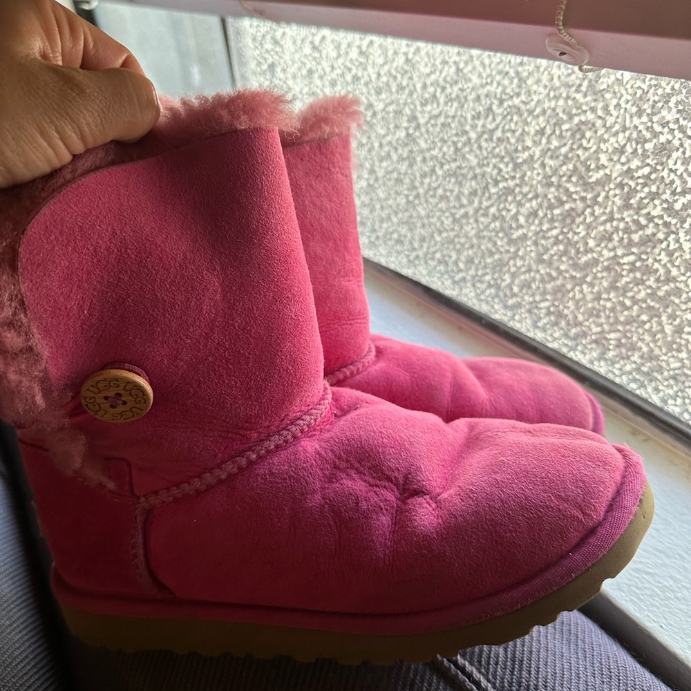 Pre owned pink uggs. Good shape. Size 5 prob they were kids. I am a 6.5 women